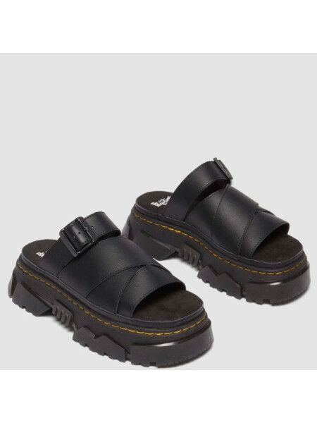 これからのシーズンに大活躍の厚底サンダルです👡