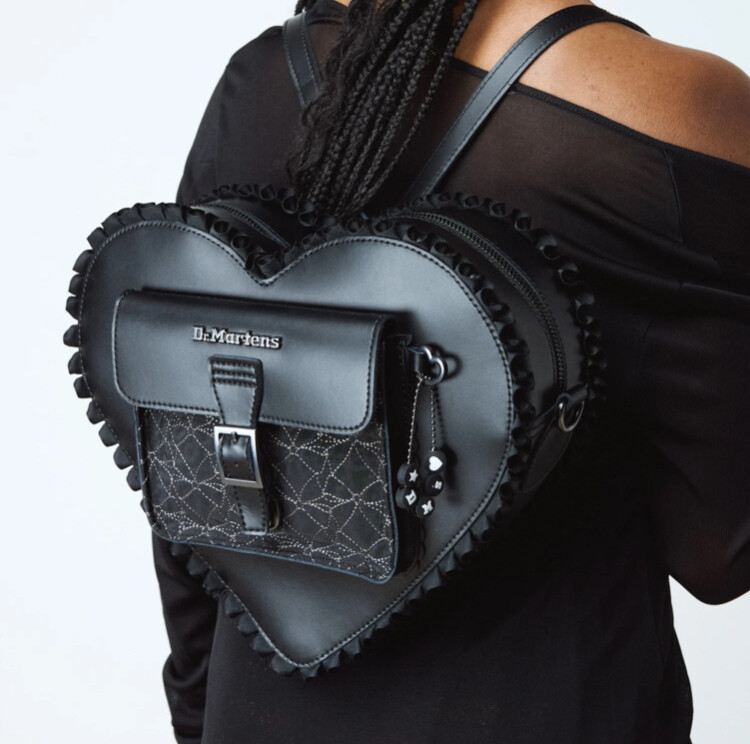 ぷりん伯爵様 1067 THE FRILL COLLECTION“登場 │ドクターマーチン │ ショップ