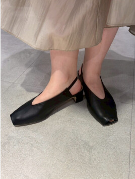 バックストラップパンプス