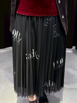 英字ロゴチュールプリーツスカート