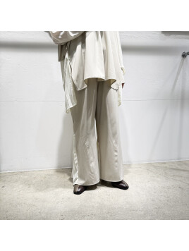 バックプリーツヘムパンツ