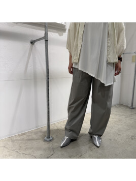 タックカーブパンツ