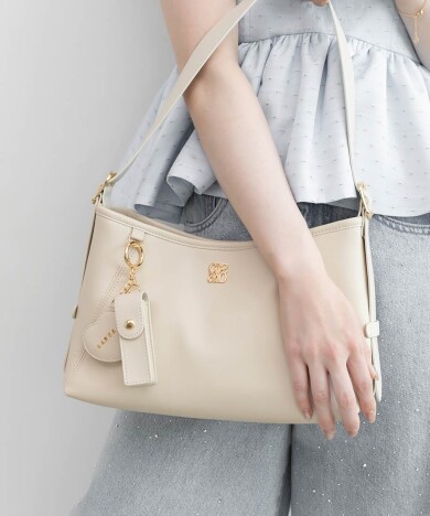 チャーム付きワンショルダーバッグ