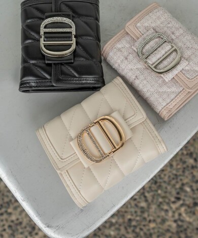 ビジューパーツキルティング三つ折りウォレット