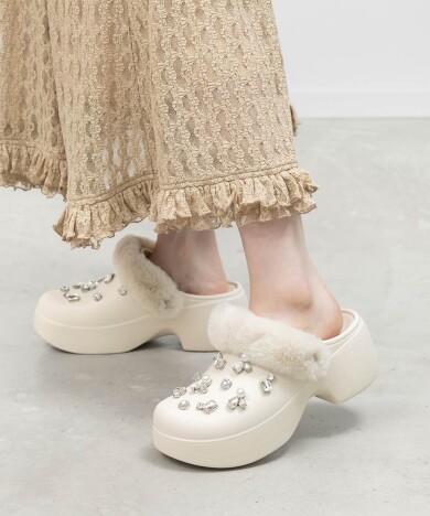 ファー×ビジューリカバリークロッグサンダル