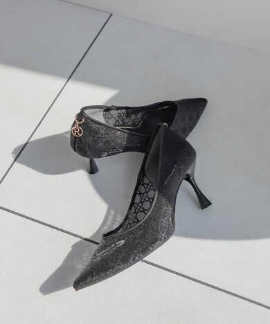 モノグラムチャームシアーパンプス