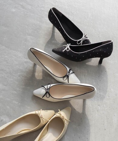 モノグラムパーツリボンパンプス