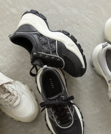 モノグラム刺繍デザインスニーカー