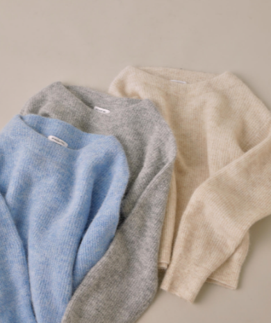 『アルパカ混クルーネックニット』好評発売中!!