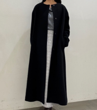 『フォルムノーカラーロングコート』好評発売中！！