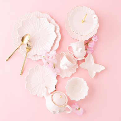 お花や蝶モチーフをふんだんに取り入れた、花咲く春のティータイムを楽しめるカフェアイテム🌸🫖