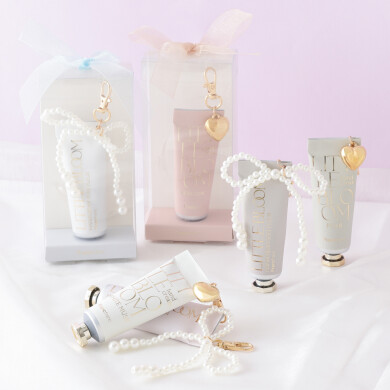 持ち運びにもぴったり！揺れるチャームに心ときめく💖ハンドクリーム🎀🫧