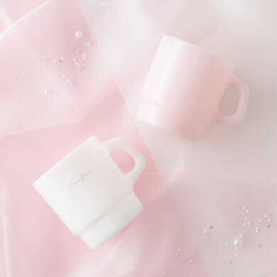 ミルクを溶かしたようなほんのり透け感のあるミルキーカラーのカップです🥛