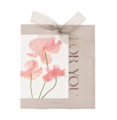 お花デザインのパッケージがかわいらしいバスソルトのギフトセット🛁🫧