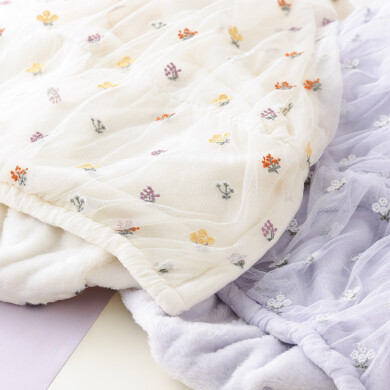 ＼𝗦𝗽𝗿𝗶𝗻𝗴&𝗦𝘂𝗺𝗺𝗲𝗿 𝗦𝗔𝗟𝗘開催中✨📢／ チュールに小花柄が刺繍されたかわいらしいひざ掛けが20％OFF🌼