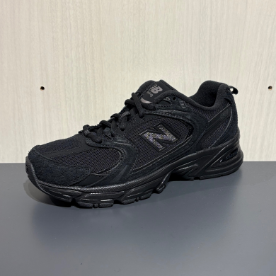 【新色】NEW BALANCE人気モデル「530」からアッパーをオールブラックでまとめた一足のご紹介です❗️✨