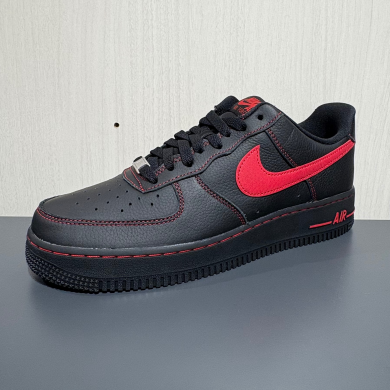 【NIKE】オールブラックのアッパーと鮮やかなレッドレザーが映える新色エアフォース1が登場しました🎉