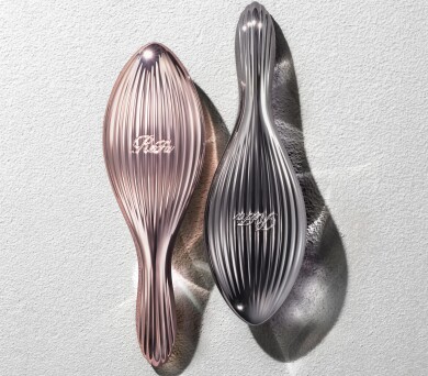 【天然毛でみがく。とかすたび上質なツヤメイク。】