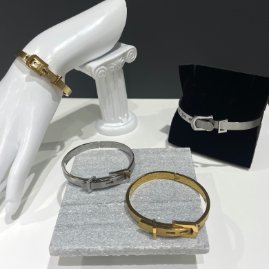 Belt bangle