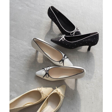 モノグラムパーツリボンパンプス