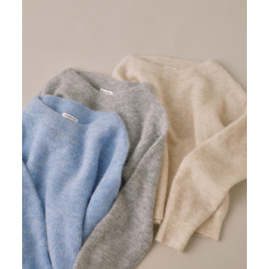 『アルパカ混クルーネックニット』好評発売中！！