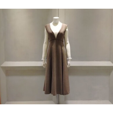 『ニュアンスVネックジャンスカ』好評発売中！！