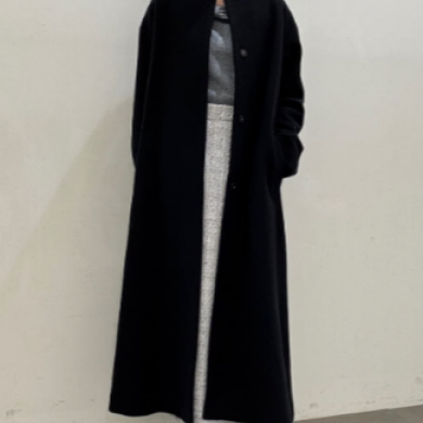 『フォルムノーカラーロングコート』好評発売中！！