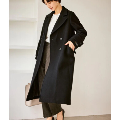 裾フレアのシルエットが上品なチェスターコート