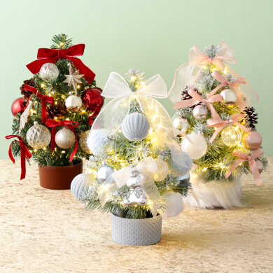 デスクトップからクリスマス気分が楽しめる、オーナメント付きのデスクトップツリーが今年も登場🩷