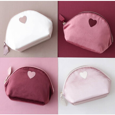 【NEW✨】バレンタインのお出かけ気分を高めてくれる、ハート型のワッペンがかわいらしいポーチ💓