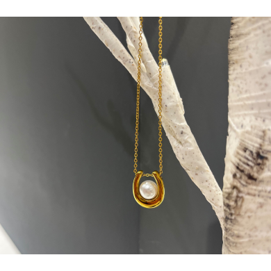 Horseshoe necklace