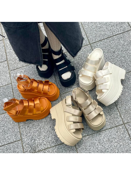 👡 UGG 新作サンダル 👡✨