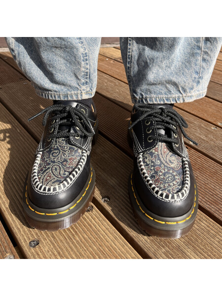 ペイズリー柄のシューズ